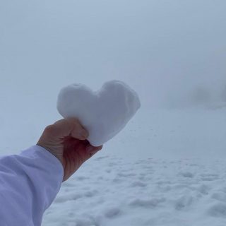 E tu hai già fatto il tuo #CuorediNeve? 

Scegli il tuo posto del cuore, crea un cuore di neve, scatta una foto con la tua creazione e tagga i nostri profili social💙

Per saperne di più, vai sul sito discovermorgex nella news dedicata che trovi in homepage😉

Cosa aspetti? Aiutaci anche tu a lasciare solo impronte di bellezza e speranza sulle nostre montagne🏔❄

@hotel_valdigne 
@lasalle_montblanc_experience
@valledaosta 

#cuoredineve #apriiltuocuore #noicimettiamoilcuore #cuoreinmontagna #invernodicuori #valledaostanelcuore #valledaosta #valledaostaimmaginiemozioni #lovevda #mountainlovers #nevemagica #inverno